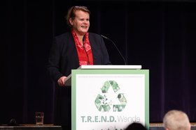 Professorin Kerstin Kuchta, Vizepräsidentin - Lehre der TU Hamburg auf dem Podium. Sie referierte über "Resilienz der Abfallwirtschaft"