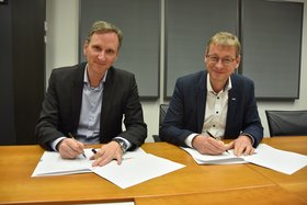 TU-Präsident Andreas Timm-Giel (rechts) und Geschäftsführer der Hamburger Energiewerke GmbH Michael Prinz bei der Unterzeichnung der gemeinsamen Absichtserklärung.