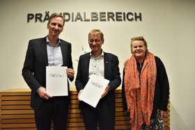 From left to right: Michael Prinz, Managing Director of Hamburger Energiewerke GmbH, Andreas Timm-Giel, President of TU Hamburg and Kerstin Kuchta, Vice President for Teaching at TU Hamburg. Photo: TU Hamburg&nbsp;