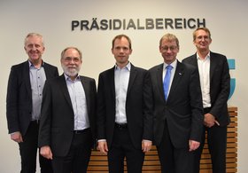 From left to right: Rupert Lehner (Corporate Executive Officer Fujitsu), Dr. Joseph Reger (Chief Technology Officer Fujitsu), Prof. Martin Kliesch (TU Hamburg), Prof. Andreas Timm-Giel (President of TU Hamburg), Torsten Koß (Dataport Board Member for Digital Transformation). Photo: TU Hamburg