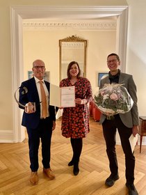 Bei der feierlichen Preisverleihung gratuliert Wissenschaftssenatorin Katharina Fegebank Professor Gerold Schneider von der TU Hamburg (links) sowie Professor Martin Korte der TU Braunschweig.