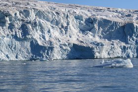 Während der Forschungsfahrt durch das Eis passierte das Polarschiff Eisschichten von bis zu zwei Metern und darüber hinaus. Mit an Bord war der TU-Schiffbauexperte von Bock und Polach.