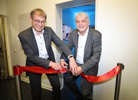 Andreas Timm-Giel, Präsident der TU Hamburg, eröffnet gemeinsam mit Dr. Neldes Hovestadt, Werkleiter Dow Stade, das neue XR Labor auf dem Campus der TU Hamburg.