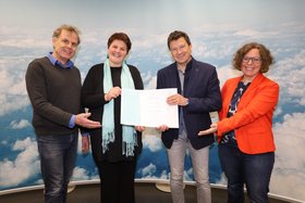 From left to right: Axel Reiche, teacher at Meckelfeld High School, Nina Schulte, TU Hamburg School Contacts, Olaf Lakämper, principal of Meckelfeld High School and Ina Klose, project coordinator for TU Hamburg's Young Scientists Campus. Photo: TU Hamburg/Bittcher