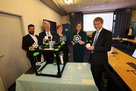 Karim Asami, Claus Emmelmann und Katharina Bartsch von der TU Hamburg präsentieren die Ergebnisse ihres "Green 3D Printing". Jeweils eine Pappmaschee-Schneeflocke gab es auch für Katharina Fegebank und Andreas Timm-Giel (v.l.n.r).