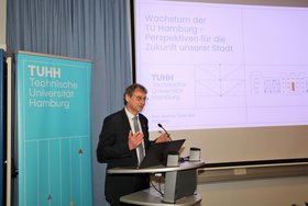 Der Präsident der TU Hamburg Professor Andreas Timm-Giel resümierte vor dem Wissenschaftsausschuss und zeigte die Perspektiven für die Zukunft auf.&nbsp;