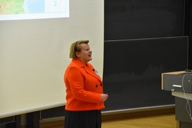 Prof. Kerstin Kuchta begrüßte die Teilnehmenden im Audimax II an der TU Hamburg.