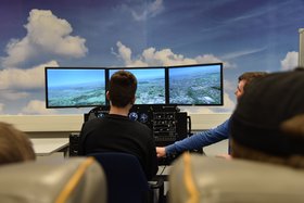Als Pilot∗in in einem Flugsimulator über den Wolken - an der TU Hamburg können Schüler∗innen sich ausprobieren.