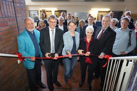 Hartmut Gieseler, Andreas Timm-Giel, Katrin Billerbeck, Renate Sick-Glaser und Thorsten A. Kern (v.l.n.r.) bei der Eröffnung des SICK MAKERSPACE an der TU Hamburg.