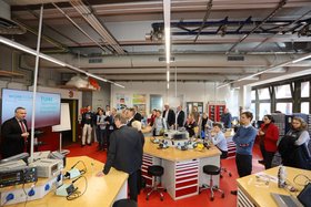 Professor Thorsten A. Kern, Scientific Coordinator of the new high-tech workshop, gave a tour of the new facilities. Photo: C. Bittcher