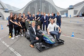 Das Team präsentierte am Freitag stolz seinen Wagen - mit dabei waren TU-Präsident Andreas Timm-Giel (vorne links), Verkehrssenator Anjes Tjarks (vorne rechts) und NXP-Vice President Marketing Jan-Philipp Gehrmann (Mitte).