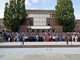 In der Friedrich-Ebert-Halle feierten am Freitag 376 Absolventinnen und Absolventen ihren Abschluss an der TU Hamburg.
