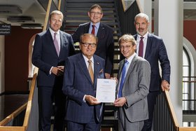 Celebrated on Friday: Prof. Horst Wildemann, TU President Andreas Timm-Giel, BMW CEO Oliver Zipse, TU Vice President Wolfgang Kersten and GEA Group CEO Stefan Klebert (from left to right). (Photo: Roland Magunia)