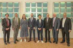 Prof. Anush Taraz, TU-Präsident Andreas Timm-Giel, Dr. Christina Buggisch, Maximilian Kamp B.Sc., Sebastian Hofmann, Jannik Jacobsen M.Sc., Rüdiger Schramm (Vorsitzender der KHD Stiftung) und Prof. Thorsten Kern (v.l.n.r.) (