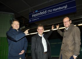 Verkehrssenator Anjes Tjarks (r.), TU-Präsident Andreas Timm-Giel (m.) und Michael Dominidiato, Leiter Bahnhofsmanagement Hamburg DB Station&Service AG, in der umbenannten S-Bahn-Station (