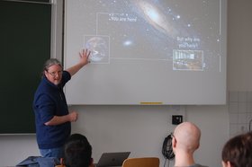 TUHH-Professor Ulf Kulau will im Rahmen des Lehrprojekts "EduSat" gemeinsam mit Studierenden einen Satelliten bauen und ins All schicken
