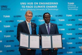 TU Hamburg president Andreas Timm-Giel (left) and United Nations University Rector Tshilidzi Marwala at the official signing ceremony for the UNU Hub in Hamburg, May 27th 2024. (Photo: Vincent Franken/FRAMELESS Bewegtbildproduktion)