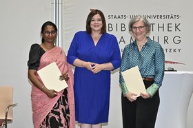 Die Geehrten der TU, Dr. Koojana Kuladinithi und Dorothee Schielein, mit Wissenschaftssenatotin Katharina Fegebank (Mitte) bei der Preisverleihung. (