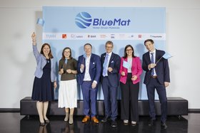 Die TU Hamburg gewinnt mit BlueMat ein Exzellenzcluster.&nbsp;Von links nach rechts: Prof. Irina Smirnova, Vizepräsidentin Forschung, Staatsrätin Dr. Eva Gümbel, Prof. Patrick Huber, Präsident Prof. Andreas Timm-Giel, Senatorin Maryam Blumenthal, Prof. Christian J. Cyron. &nbsp;