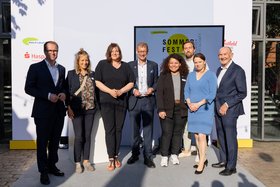 Die stolzen Vertreter∗innen der TU-Startups freuen sich mit den Preisgebern der Handelskammer und der Stadt Hamburg: Malte Heyne (Handelskammer), Anne Lamp (traceless), Katharina Fegebank (Zweite Bürgermeisterin), Andreas Timm-Giel (TUHH), Joana Gil (Lignopure) Maximilian Webers (Colipi), Melanie Leonhard (Wirtschaftssenatorin), Norbert Aust (Handelskammer)