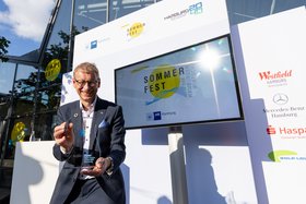 TU-Präsident Andreas Timm-Giel freut sich über den "Award Hamburg 2040" der Handelskammer. Alle
