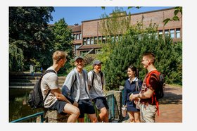 Die TU Hamburg begrüßt ihre neuen Studierenden auf ihrem grünen Campus&nbsp;