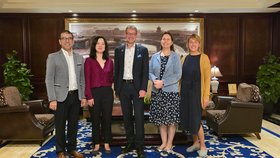 Die Delegation der TU Hamburg unter Leitung von Prof. Andreas Timm-Giel (mitte), Vizepräsidentin&nbsp;Prof. Irina Smirnova, Direktor des UNU Hubs an der TUHH, Prof. Nima Shokri (l.) mit der Leitung des International Offiice der TUHH, Dr. Yi Wang (2.v.l.) und Nicole Frei (rechts) beim Besuch des Sino-German Center for Research Promotion (SGC)