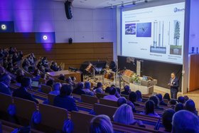Hauptsprecher des Clusters, Prof. Patrick Huber, bringt dem Auditorium die Forschungsm&ouml;glichkeiten n&auml;her, die BlueMat bietet.