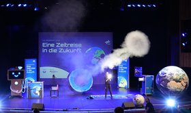 Auf der B&uuml;hne begeistert die &bdquo;DLR_Raumfahrt_Show" mit verbl&uuml;ffenden Experimenten