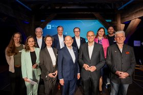 Das Podium der Veranstaltung &bdquo;Handelskammer on tour&ldquo; in Harburg: hochkar&auml;tige G&auml;ste aus Wissenschaft, Wirtschaft, Politik und Kultur (