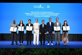 Prof. Sibylle Fr&ouml;schle (2.v.l.) und die Vertreter&lowast;innen der anderen beteiligten Partner pr&auml;sentieren in Singapur das Memorandum of Understanding (