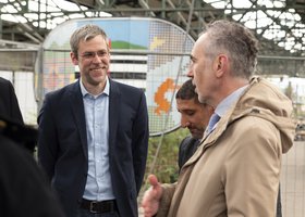Die projektbeteiligten Professoren Alexander K&ouml;lpin (TUHH) und Youness Dehbi (HCU) pr&auml;sentierten Staatssekret&auml;r Thomas Jarzombek vom Bundesministerium f&uuml;r Digitalisierung und Staatsmodernisierung (BMDS) das Living Lab im Oberhafen Hamburg (v.l.n.r.).