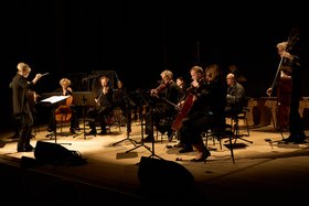 Friederike Scheunchen conducts the ensemble at the opening concert of the ICMC in the Recital Hall of the Elbphilharmonie (Photo: Leonie Sens)