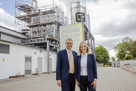 traceless-Gr&uuml;nderin Dr. Anne Lamp und TUHH-Pr&auml;sident Prof. Andreas Timm-Giel vor der neu er&ouml;ffneten Produktionsanlage (