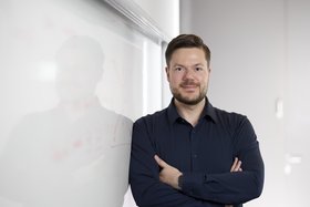 Prof. Andreas Tittl leitet an der TU Hamburg das Institut f&uuml;r Photonik.
