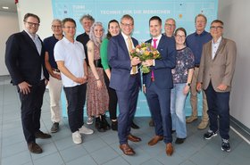 Die Mitglieder des Akademischen Senats begl&uuml;ckw&uuml;nschen Prof. Andreas Timm-Giel (7. v. l.) zur Wiederbestellung als Pr&auml;sident der TU Hamburg (