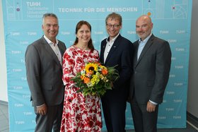 Prof. Irina Smirnova mit ihren Pr&auml;sidiumskollegen Prof. Thorsten Kern, Prof. Andreas Timm-Giel und Arne Burda (