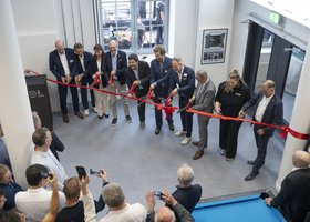 Ein rotes Band und große Scheren: Im Harburger Binnenhafen wurde, zusammen mit vielen Gästen, das Agile Design Lab der TU Hamburg eröffnet. Hier soll interdisziplinär geforscht und gelehrt werden. Das Lab wird gemeinsam von den Instituten für Smart Engineering and Machine Elements (ISEM) und Institute for Organizational Design and Collaboration Engineering (ODCE) von Prof. Nikola Bursac und Prof. Tim Schweisfurth (5. und 6. v. links) betreut.