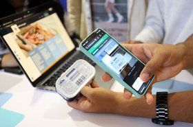 Per Handyfoto werden relevante Informationen von Fischverpackungen erfasst und mit der Bewertungsdatenbank „WWF Fischratgeber“ abgeglichen.