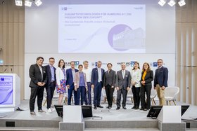 Expertise auf der B&uuml;hne: das Podium der Veranstaltung &bdquo;Die Produktion der Zukunft&ldquo; von Handelskammer und TU Hamburg (