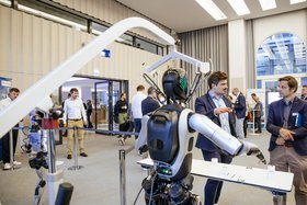 Auf der Veranstaltung erkl&auml;rt Fabian Menebr&ouml;ker vom Institut f&uuml;r Technische Logistik der TU Hamburg die Funktionsweise des Agibot A2 (